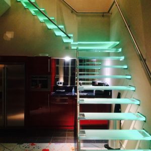 Zwevende glazen trap met LED verlichting