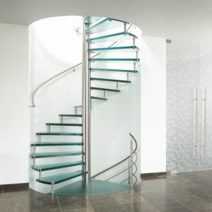Moderne zwevende glazen trap