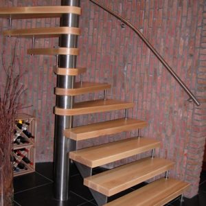 vrijdragende houten trap