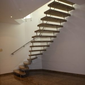 Zwevende natuursteen trap